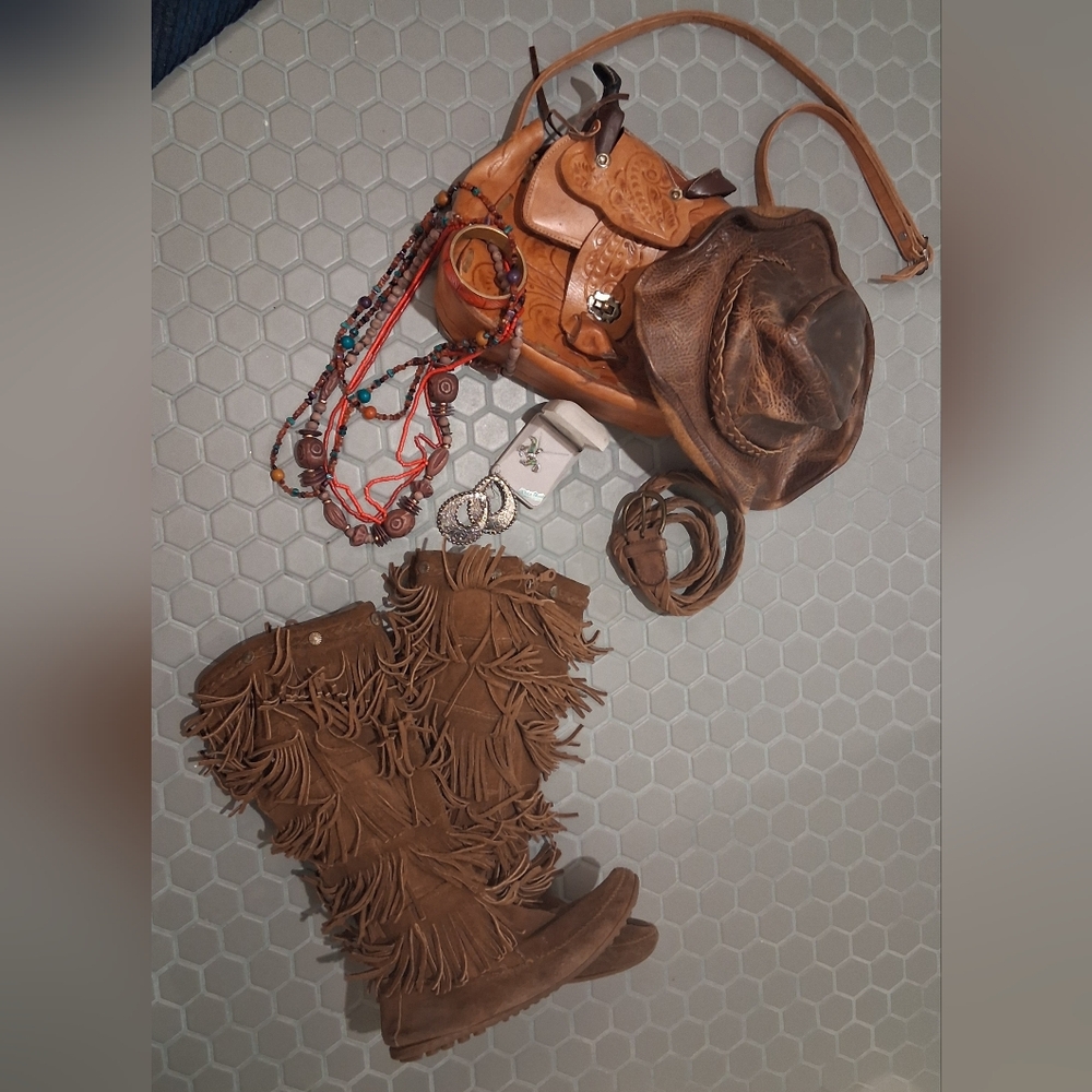 Vtg Western Boho Style Bundle Fringe Boots Leather Saddle Bag Hat Belt Jewelry - Picture 3 of 5